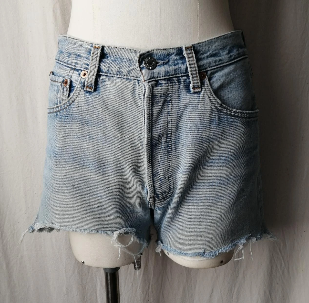 Short en jean bleu clair effet usé à franges "Levi's" 501
